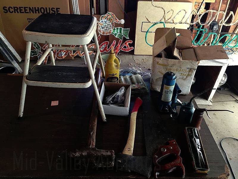lot 318 image: Hydraulic jack and hand tools