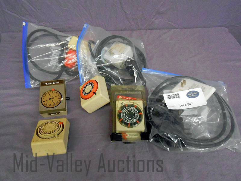 lot 347 image: Electrical timer and cords