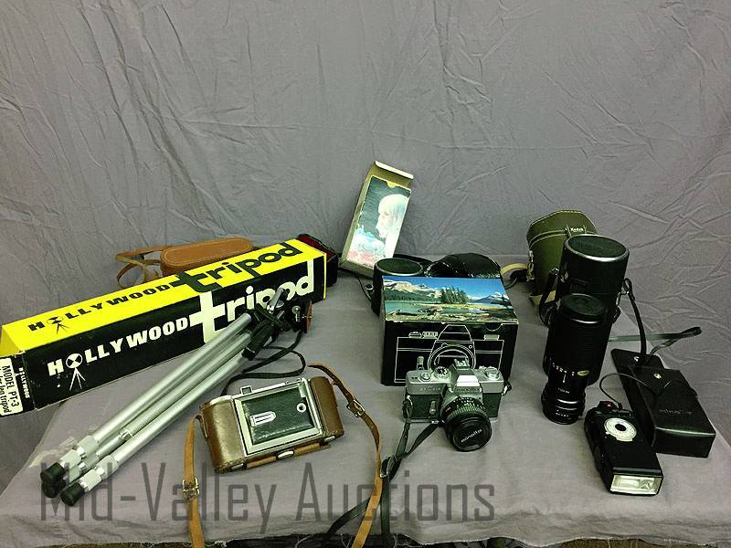 lot 357 image: Vintage camera and supplies
