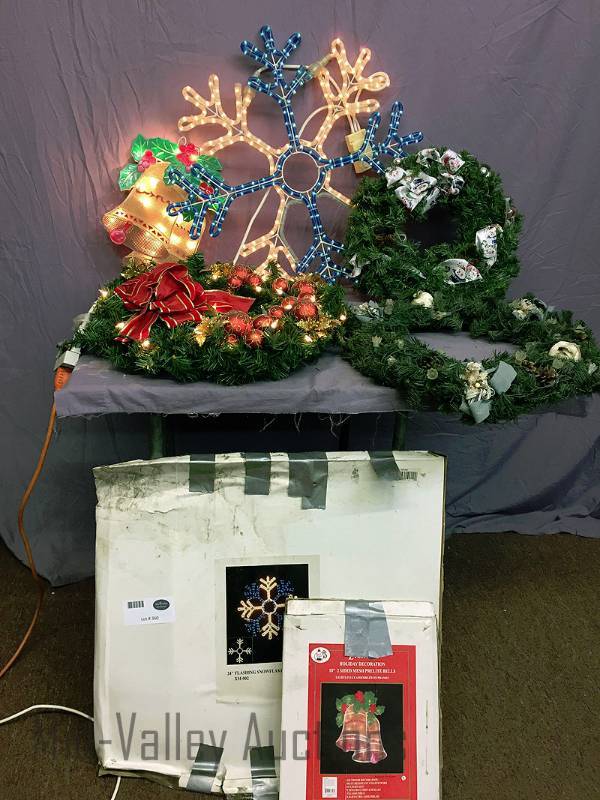 lot 360 image: Christmas wreaths and light up decorations