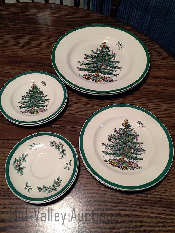 lot 325 image: Assorted Christmas dishes and glass