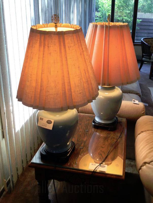 lot 38 image: 2 matching lamps