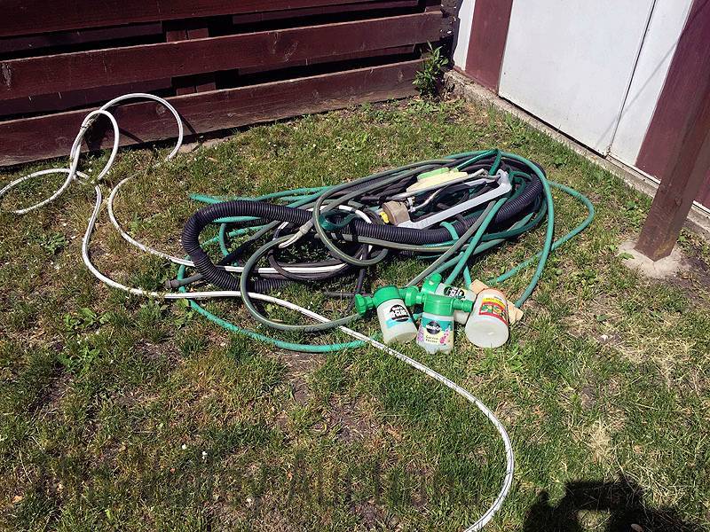 lot 320 image: Hoses and Feeders