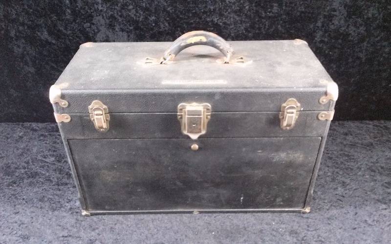 lot 11 image: Vintage Carpenter Tool Box with Content