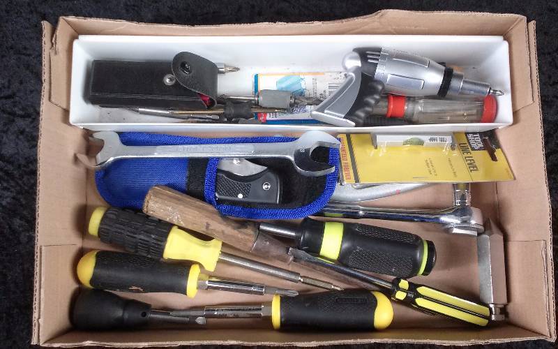 lot 17 image: Lot - Stanley Srewdrivers, Utility Knife, etc