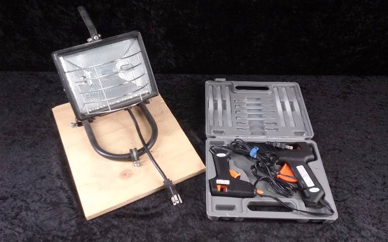 lot 22 image: Work Light & Glue Gun Set
