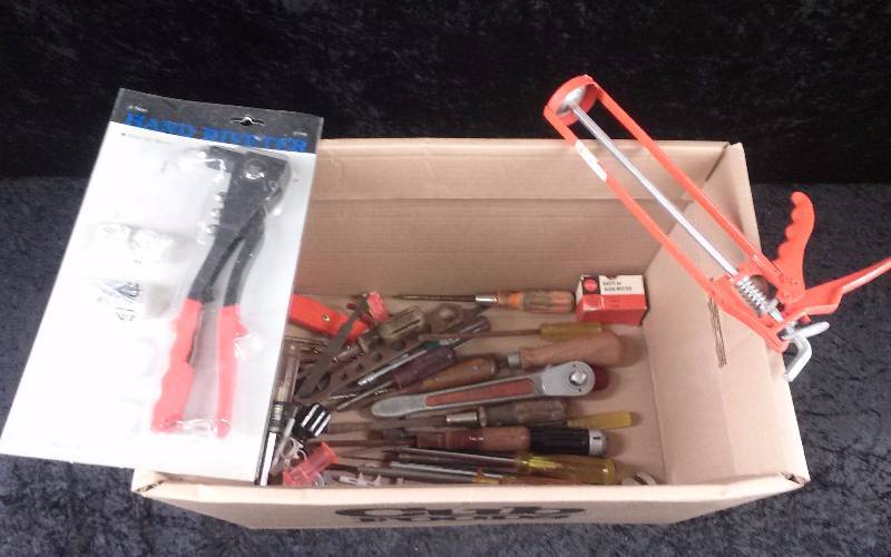 lot 31 image: Lot - Misc Hand Tools, Riviter, Pliers, etc