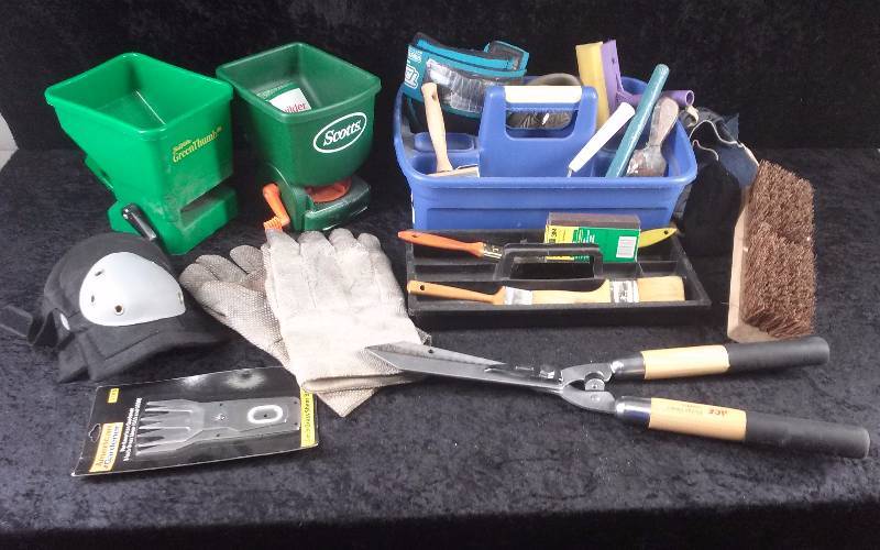 lot 34 image: Lot - Outdoor Tools - Pruner, Spreaders, etc