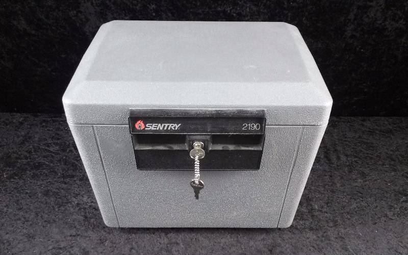 lot 51 image: Sentry 2190 Safe with Key