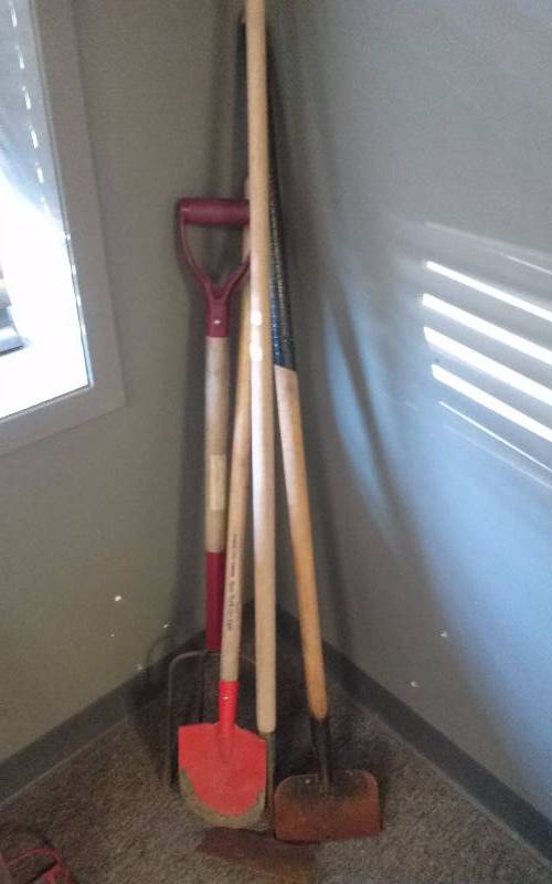 lot 59 image: Lot - Long Handled Tools, Fork, Hoe, Etc