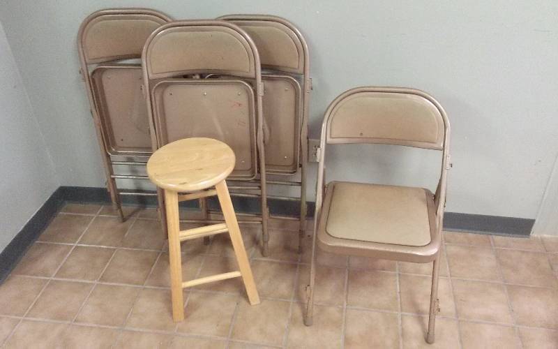 lot 68 image: Lot - Folding Chairs & Stool