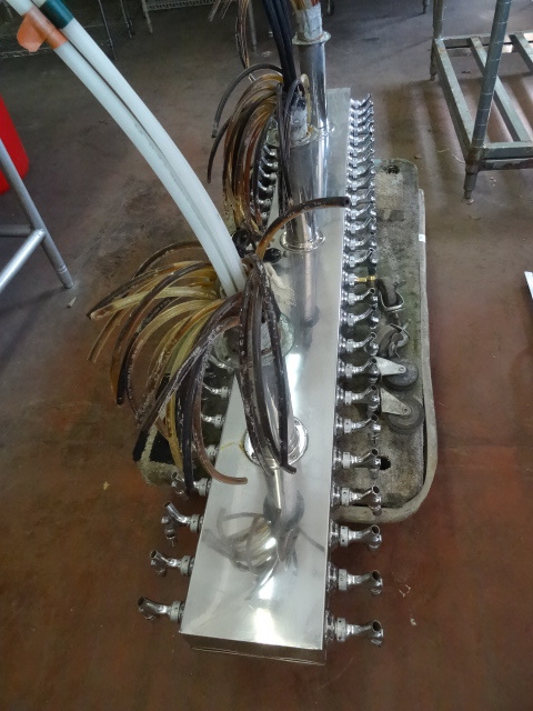 lot 56 image: 52 Head Beer Dispenser