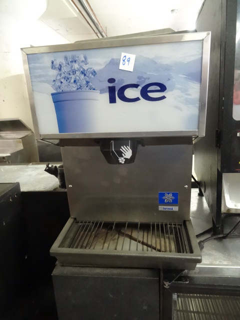 lot 89 image: Servend Counter Top Ice Maker.