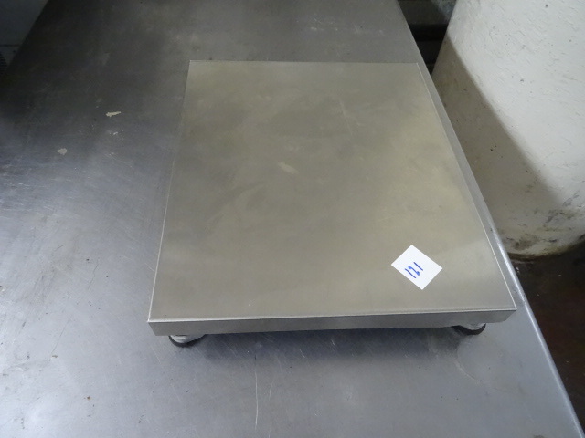 lot 121 image: Mettler Toledo Scale. 8217.  30 lb. Max.