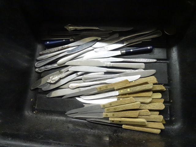 lot 162 image: Bin with Dinner and Steak Knives