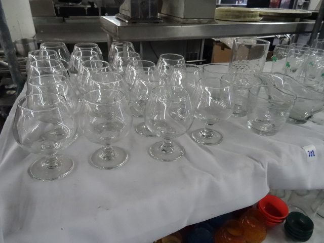 lot 202 image: Misc Glassware