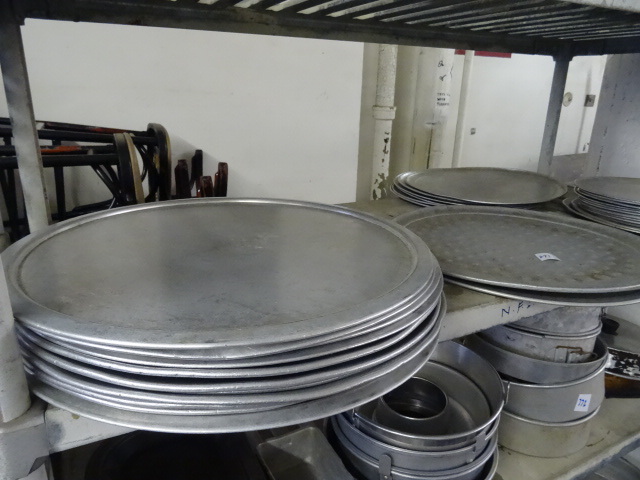 lot 271 image: Misc Aluminum Pizza Pans