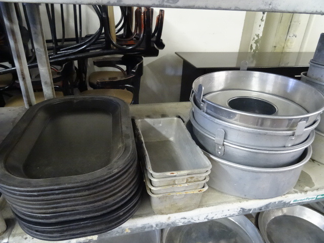 lot 272 image: Misc Pans and Trays