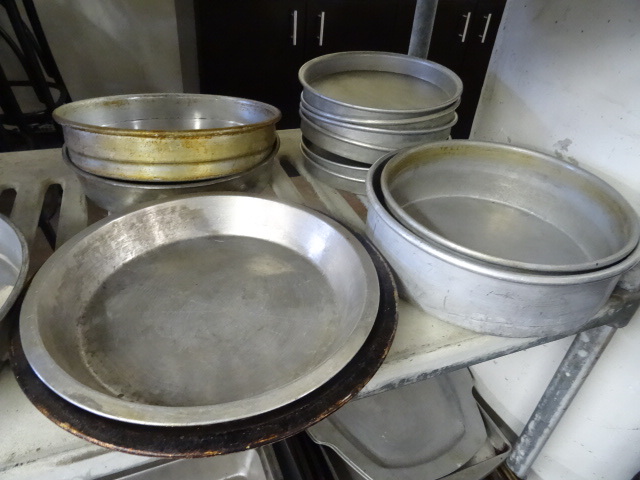 lot 273 image: Misc Baking Pans