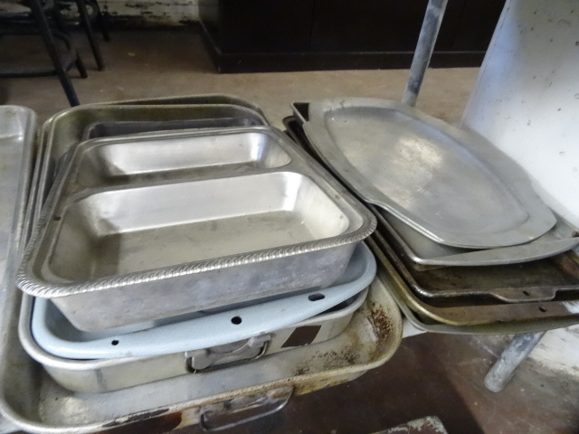lot 274 image: Misc Baking Pans