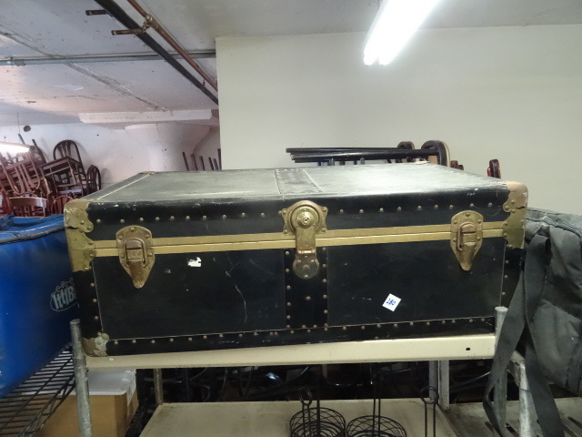 lot 280 image: Vintage Foot Locker Trunk 36 X 21 X 13
