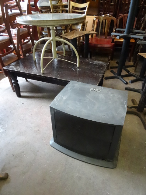 lot 316 image: TV Stand. Metal Framed Patio Table