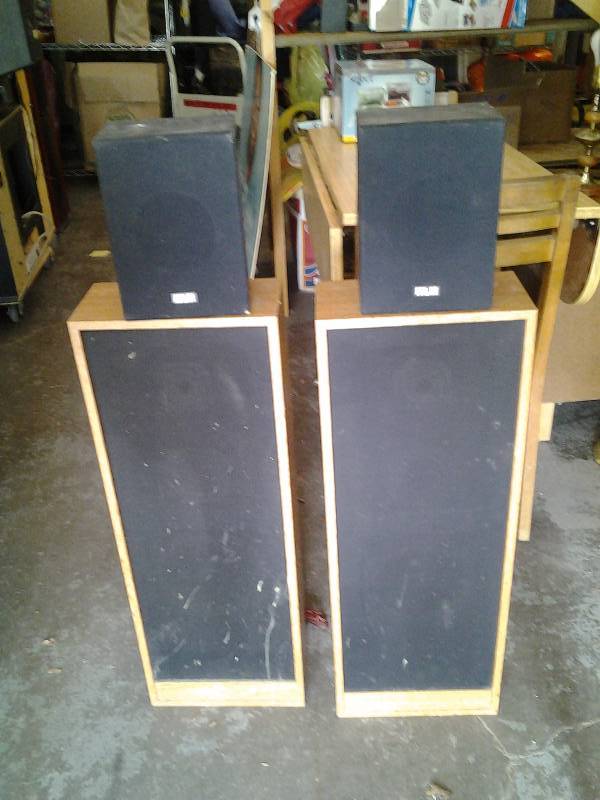 lot 15 image: Pair of Tower Speakers, Pair Of KLH Speakers