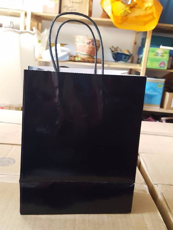 lot 36 image: Box Of 250 Black Gift Bags (8x10)