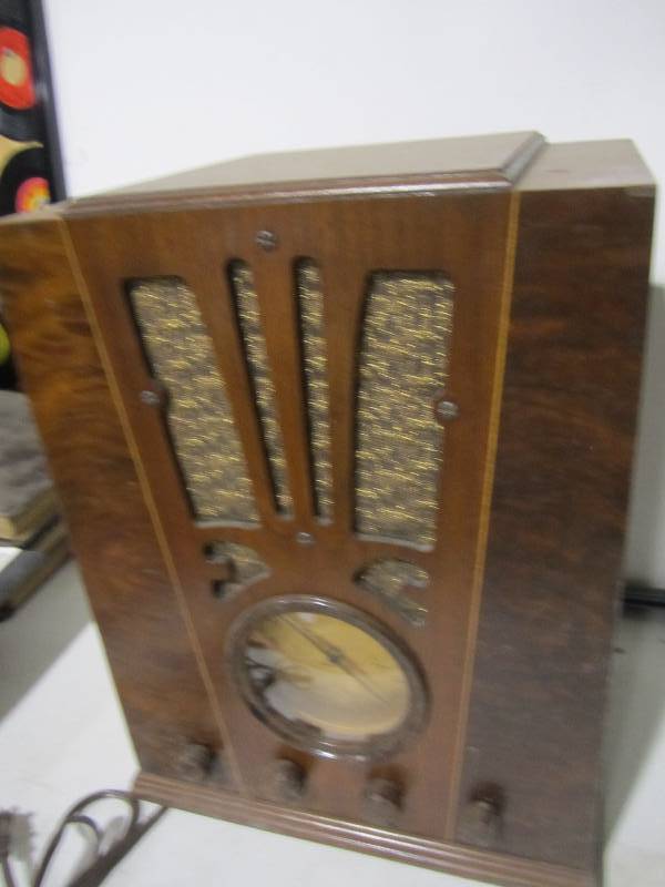 lot 61 image: Vintage Silvertone radio...