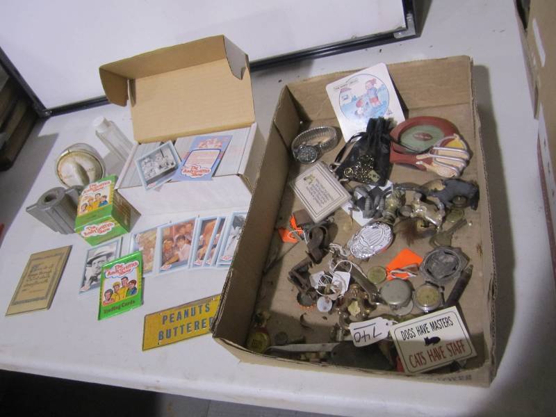 lot 64 image: Lot of small vintage and collector ...