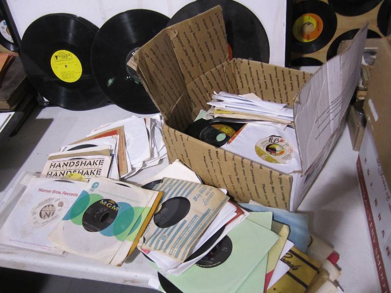 lot 75 image: Lot of vinyl records and 45s...