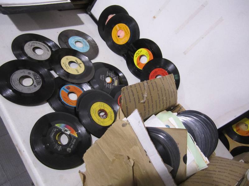 lot 76 image: Lot of 45 vinyl records...