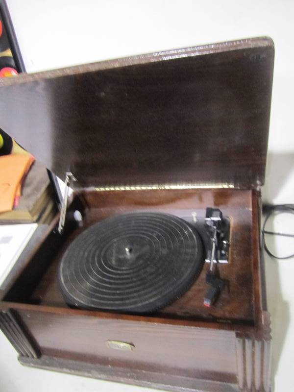 lot 77 image: Grosley record player...