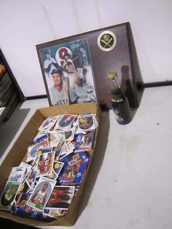 lot 78 image: Lot of baseball cards and memorabel...