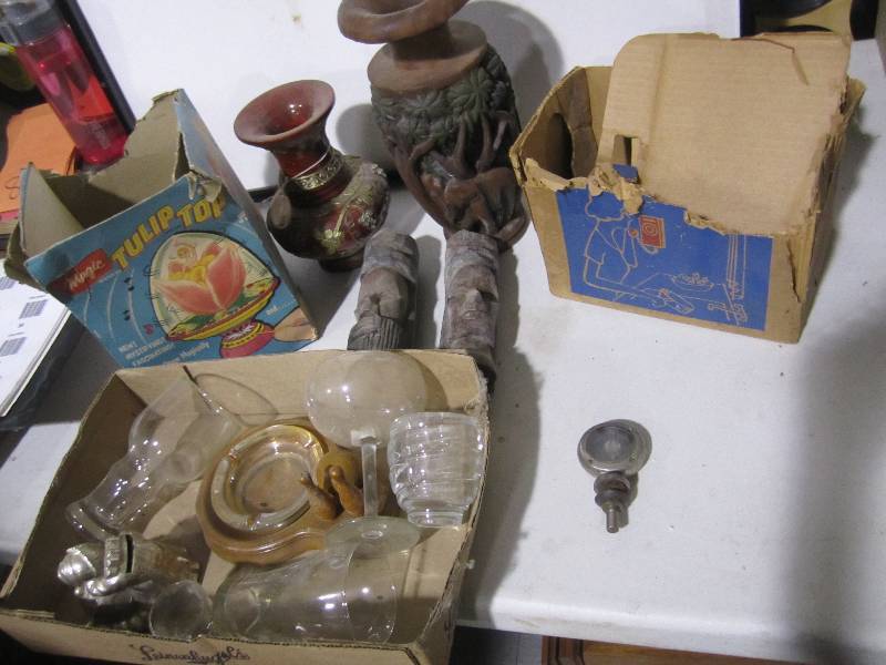 lot 85 image: Collector vases and glassware...