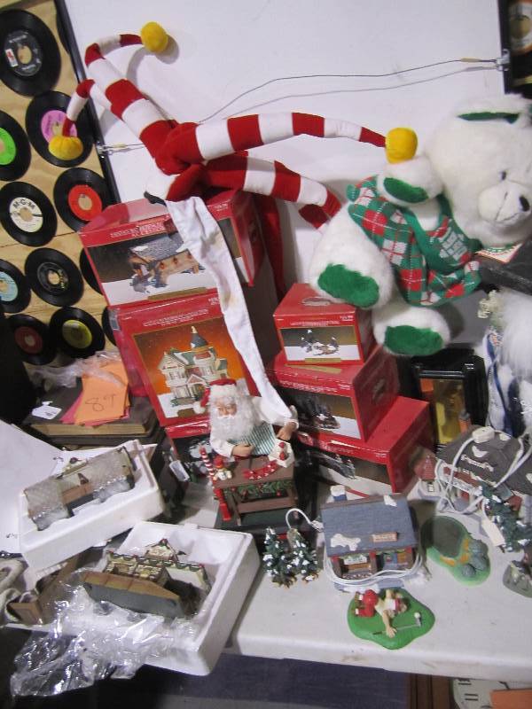 lot 89 image: Large value lot of Christmas dcor...