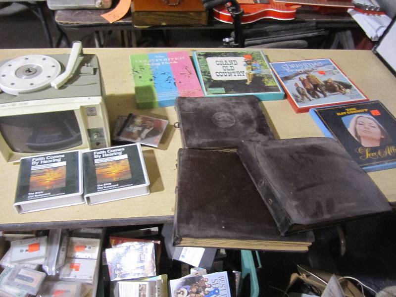 lot 105 image: Show n Tell phomo viewer with recor...