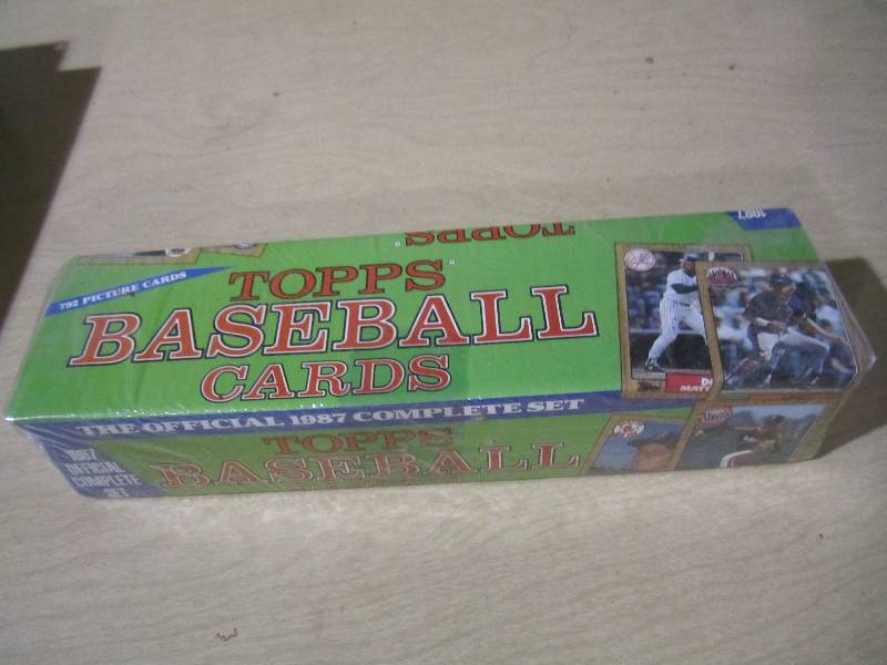lot 121 image: Factory sealed 1987 Topps complete ...