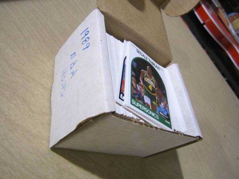 lot 128 image: Box of 1989 NBA Hoops basketball ca...