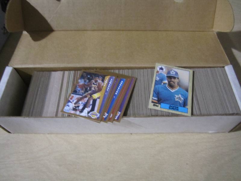 lot 146 image: Box of assorted baseball cards...