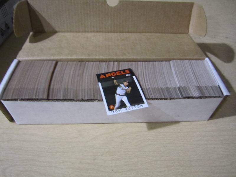 lot 149 image: 1986 Topps baseball cards, appears ...