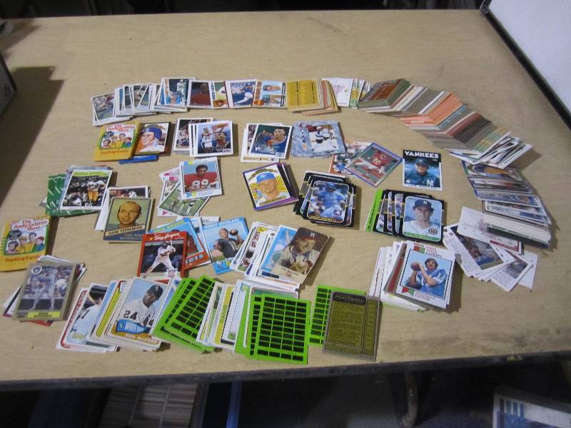 lot 154 image: Lot of assorted sports cards...