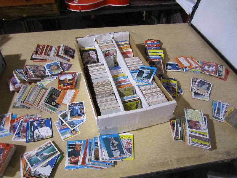 lot 158 image: Large lot of assorted sports cards...