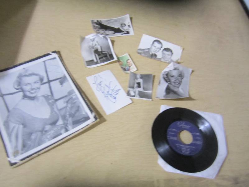 lot 160 image: Lot of music memorabelia including ...