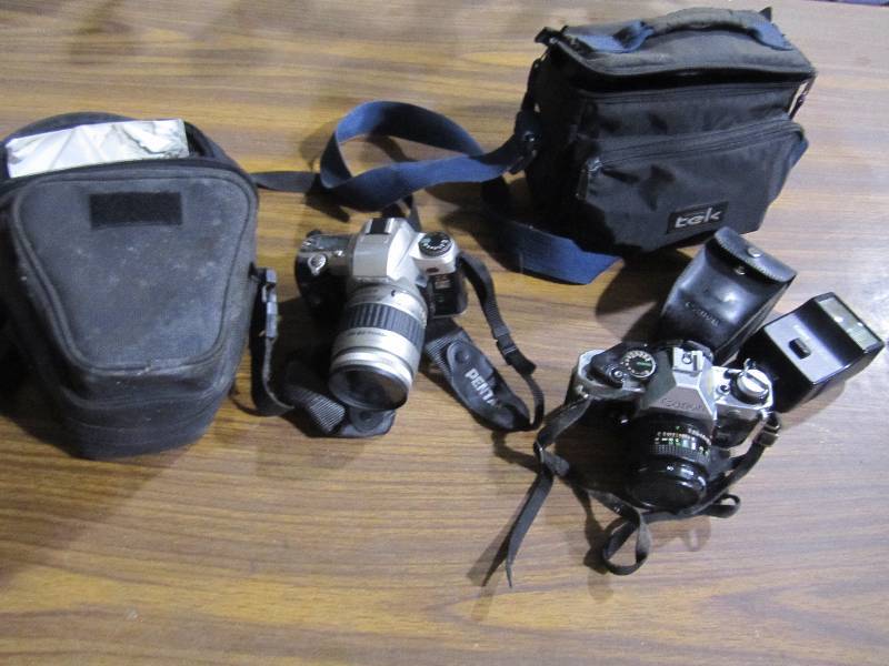 lot 190 image: 2 35 mm cameras with cases...