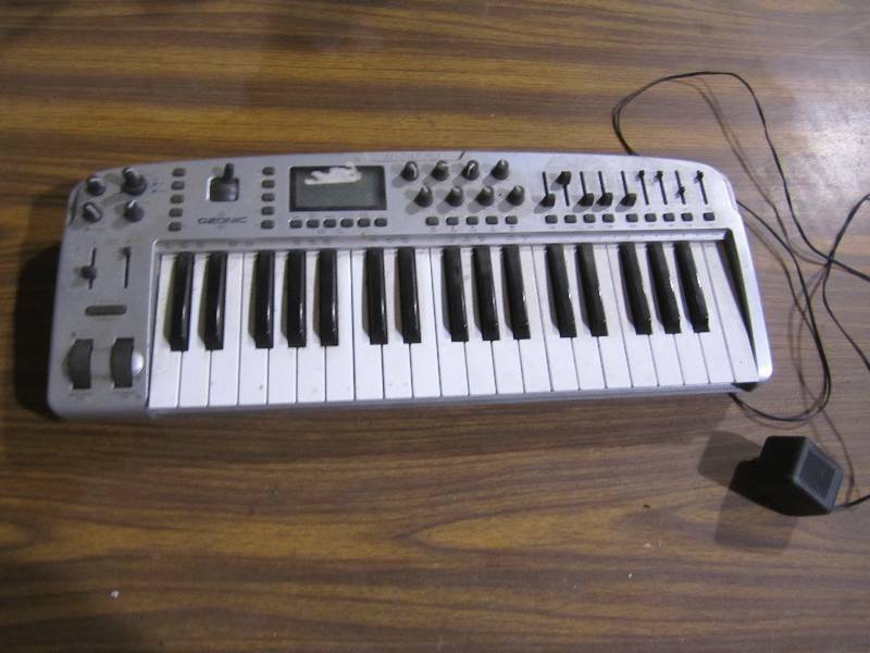 lot 194 image: M-Audio ozonic keyboard...