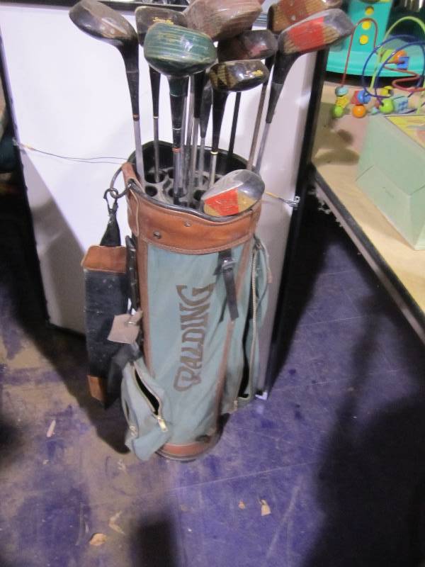 lot 204 image: Spalding golf bag with vintage wood...