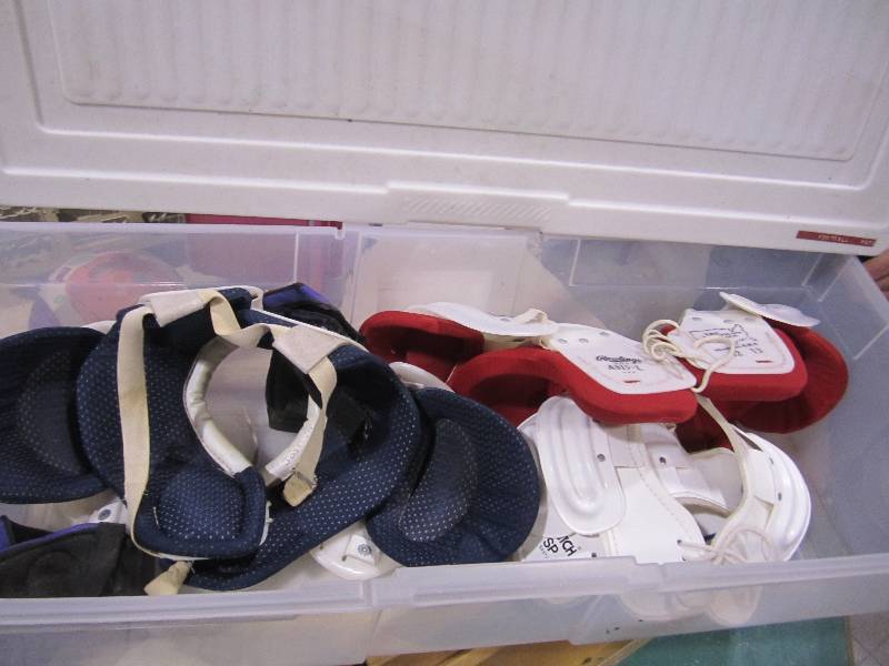 lot 220 image: Lot of kids football pads in a plas...