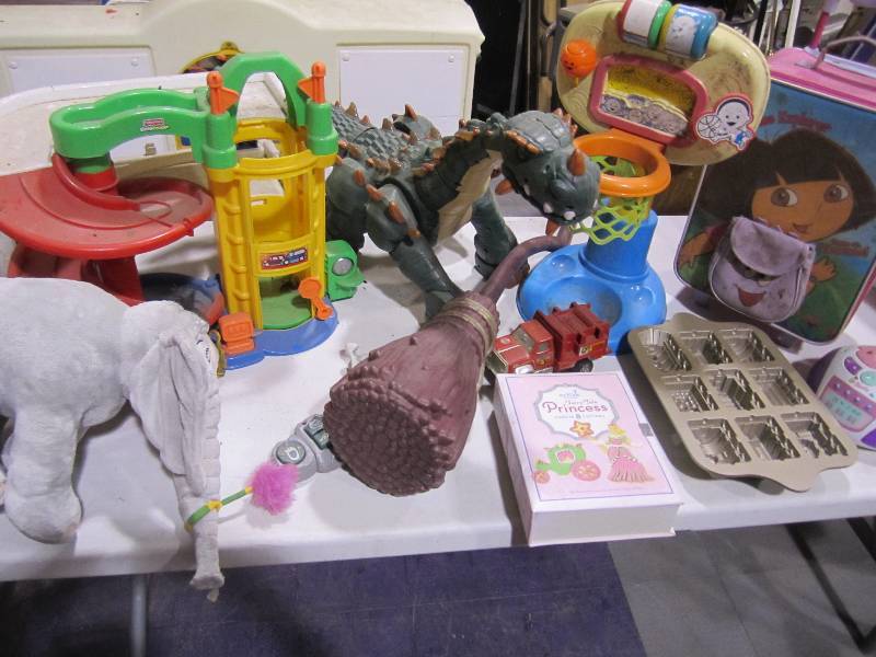 lot 221 image: Lot of kids toys...