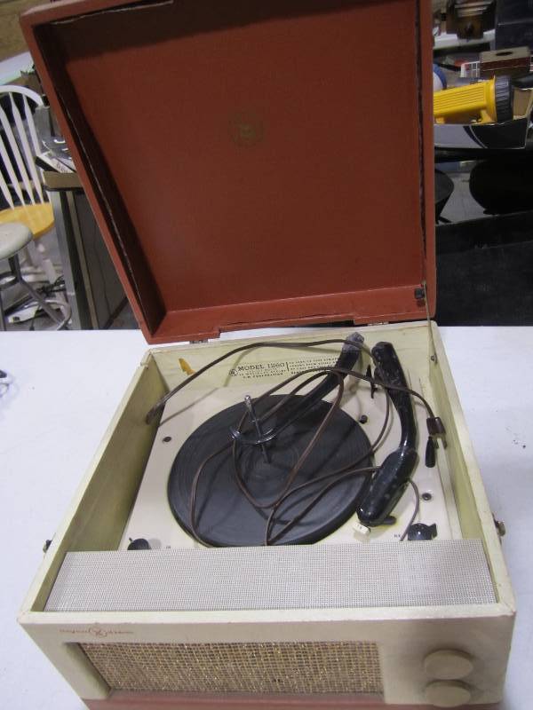lot 231 image: Vintage voice of music model 1260 r...